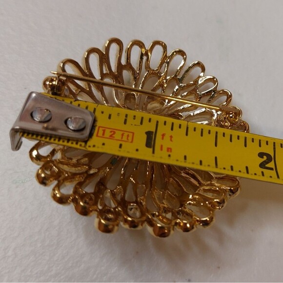Vintage Trifari Gold Tone Filigree Domed Chrysanthemum Brooch Pin - Picture 6 of 6